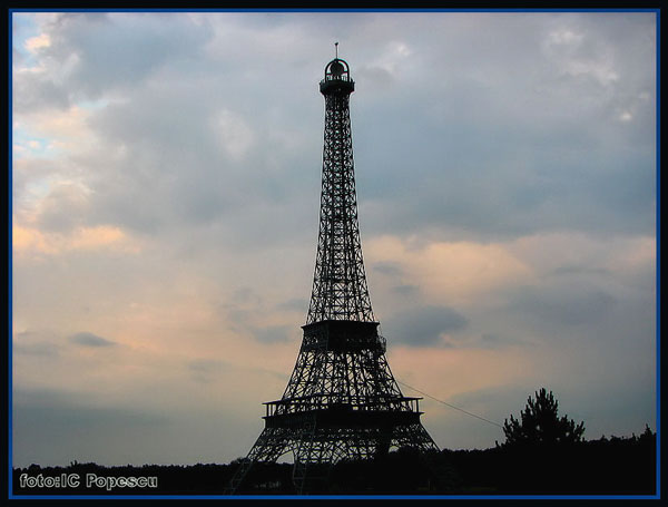 Turnul-Eiffel-Parcul-Hermes.jpg