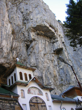 manastirea pestera ialomitei